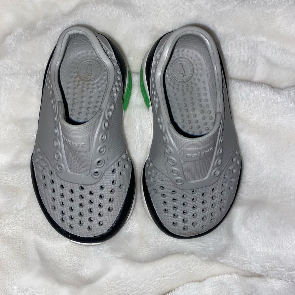 Native toddler shoes. Size C4. Gray/navy/green